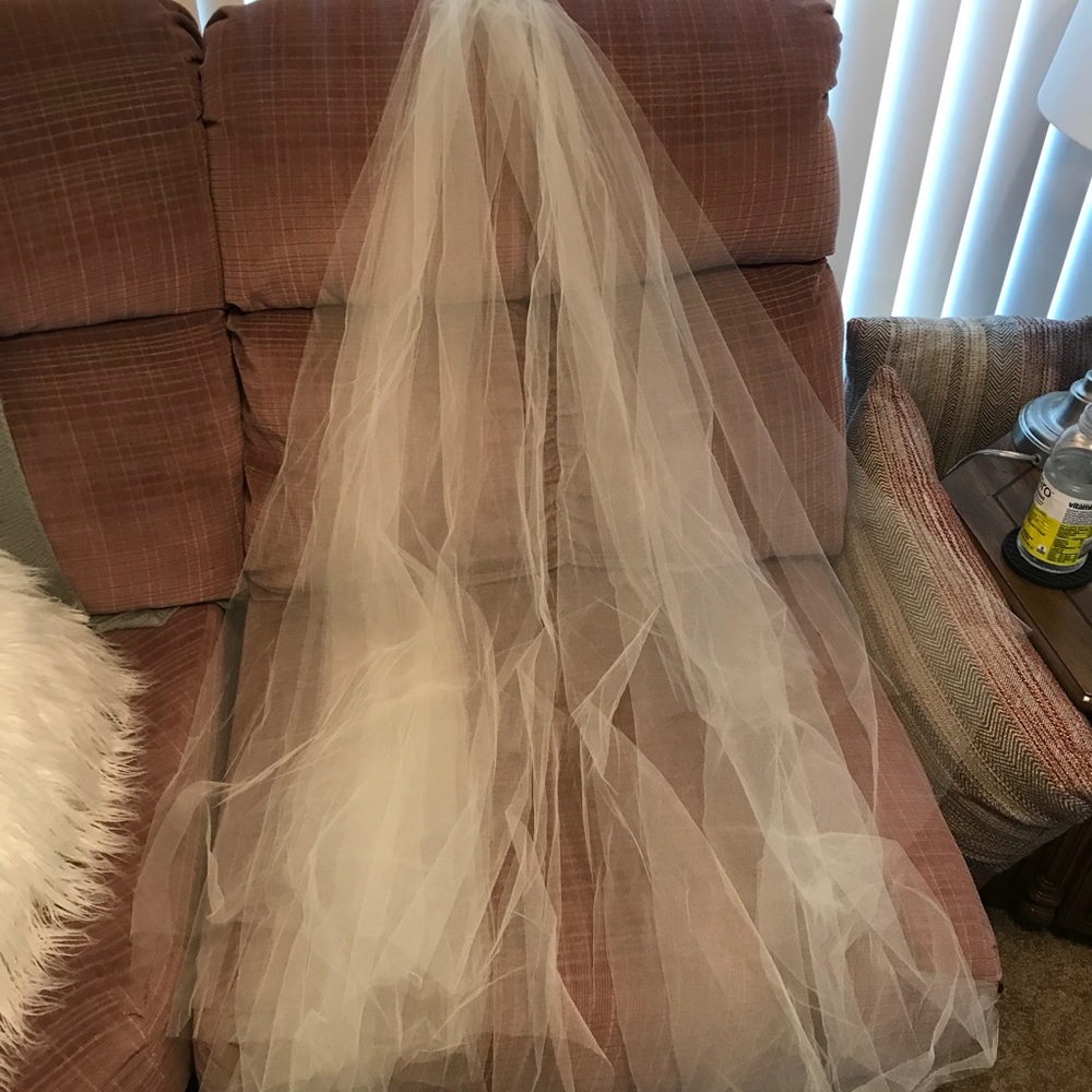 Fingertip length Two tier ivory veil